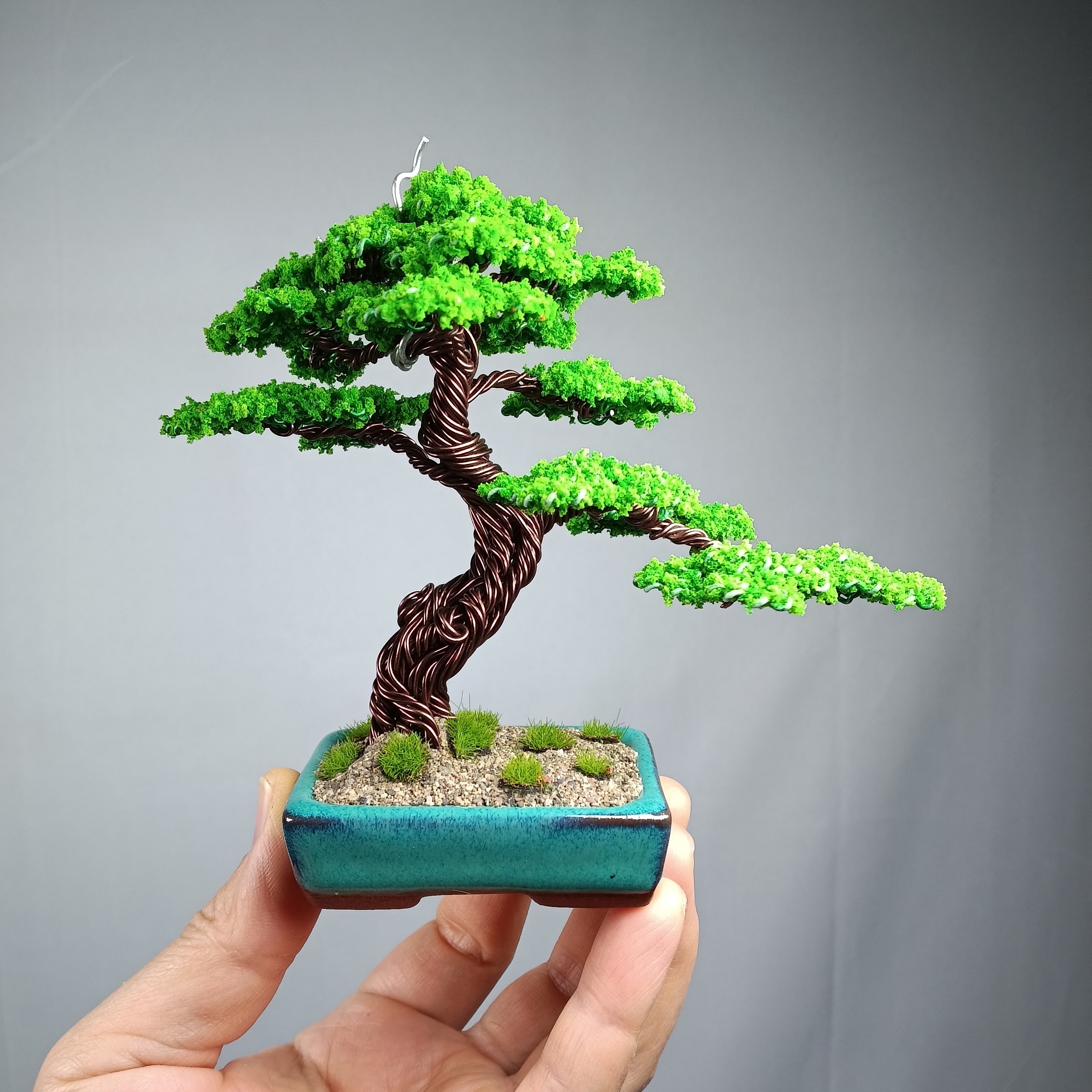 长14厘米，宽7.5厘米，高13厘米，材质树铝丝，紫砂花盆。