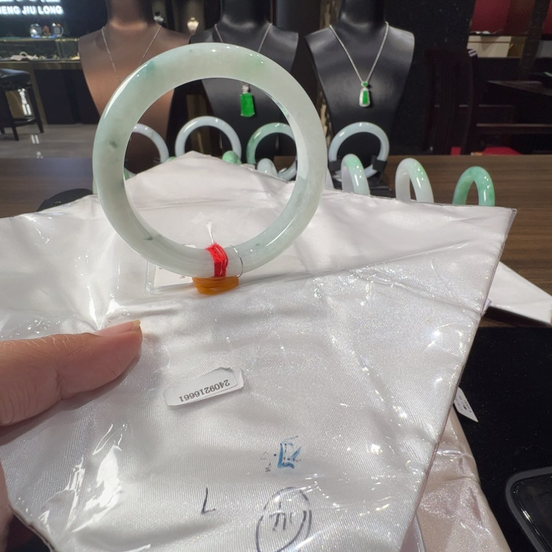 翡翠手镯未镶嵌蓝底飘蓝花