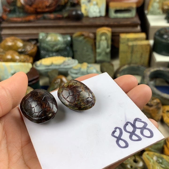 岫岩河磨玉（透闪石质玉）挂件有瑕未镶嵌山***容