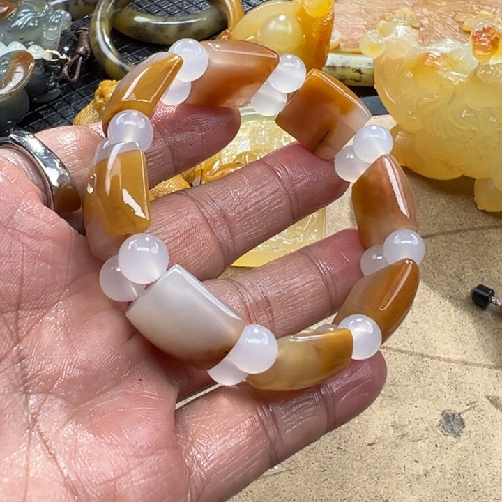 石英质玉（黄龙玉）颈饰未镶嵌