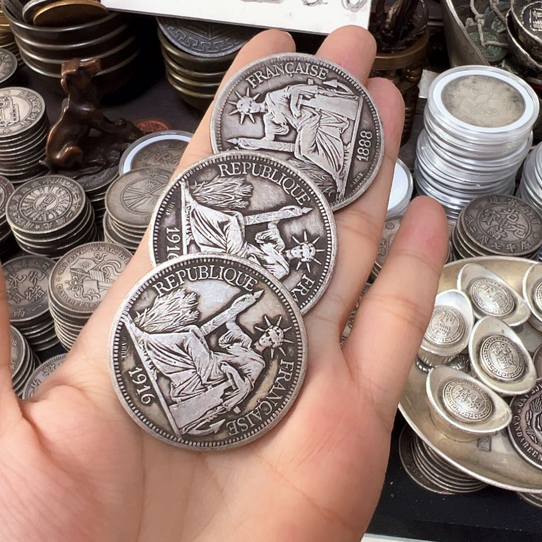 蓝***云金属复古风格摆件