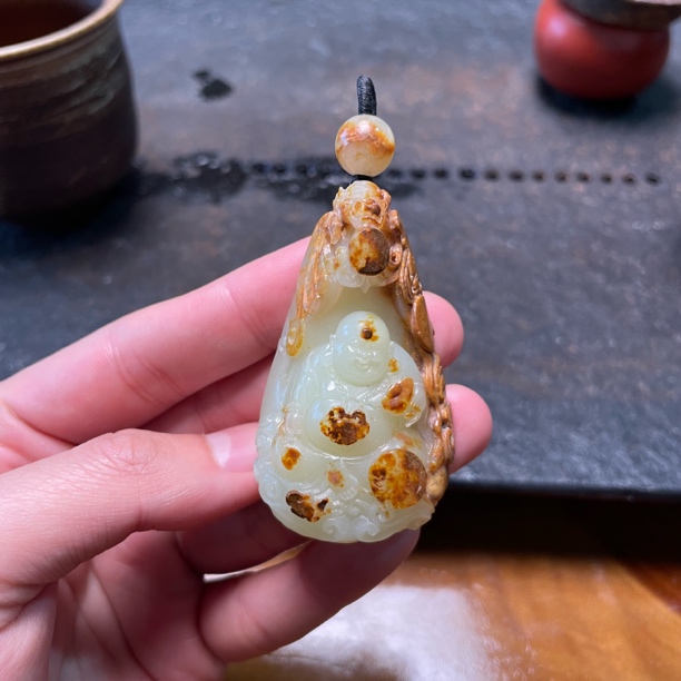 黄白河磨玉85斤奶油白出品54克俏色巧雕逍遥佛皮色一绝微结构