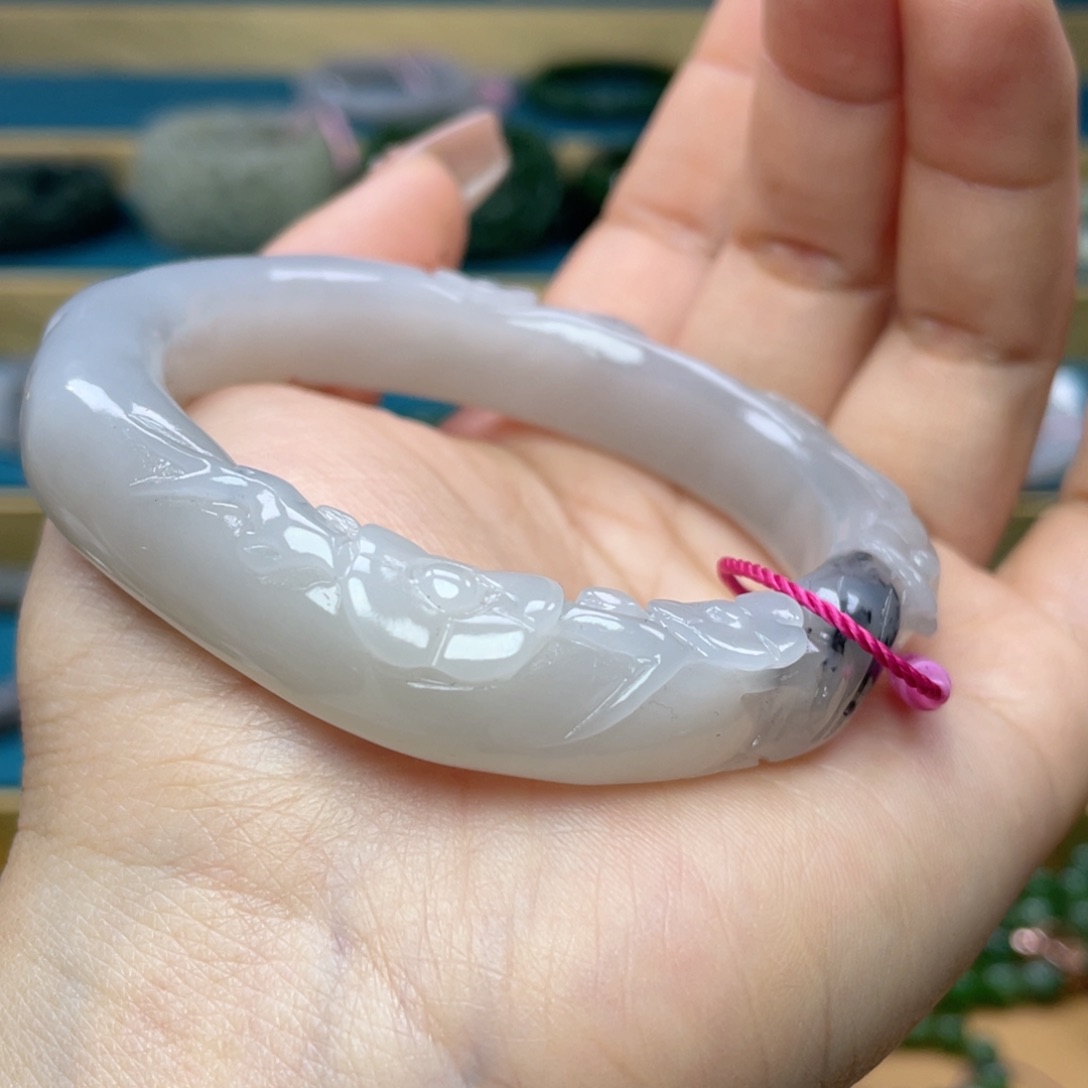 和田玉手镯56+圈口。编号49未镶嵌