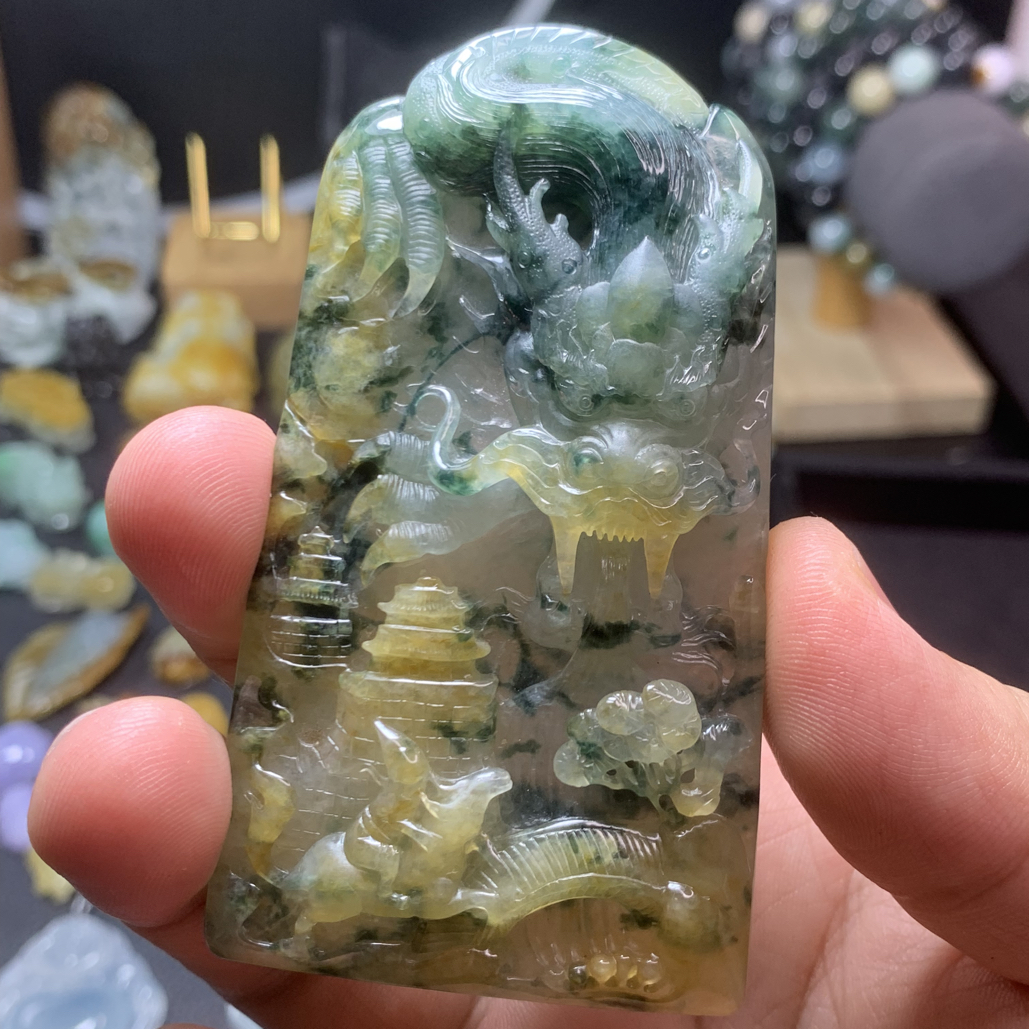 黄翡飘花山水大龙牌挂件天然翡翠A货尺寸：88×48×15.5mm