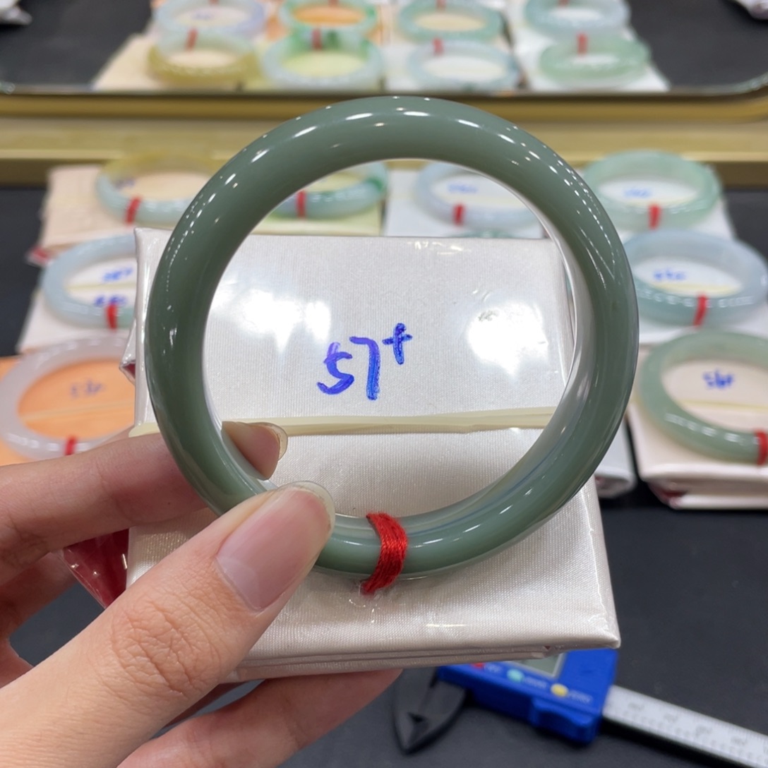 翡翠手镯未镶嵌翡翠手镯