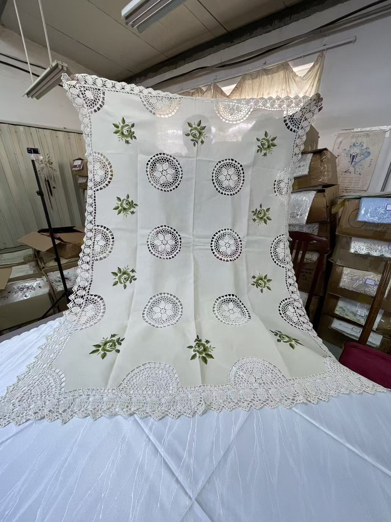 SY鲁纳手绣抽纱130*170厘米工艺品桌布欧洲原箱回流清仓CL6-5107