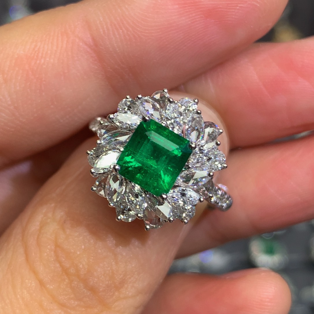 祖母绿戒指18K金镶嵌