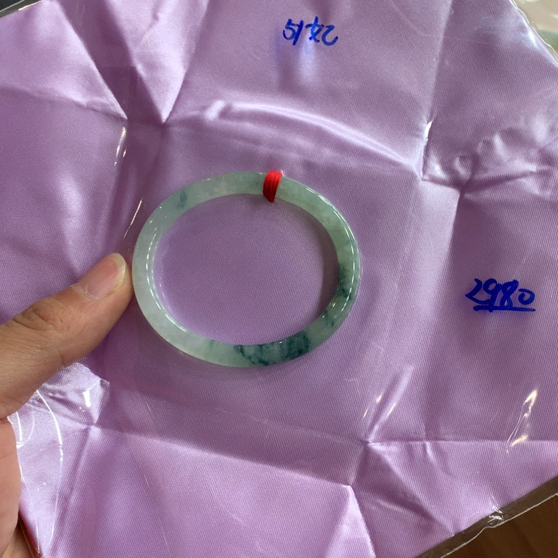 翡翠手镯未镶嵌翡翠