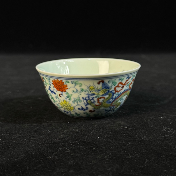 D斗彩龙穿莲纹卧足杯