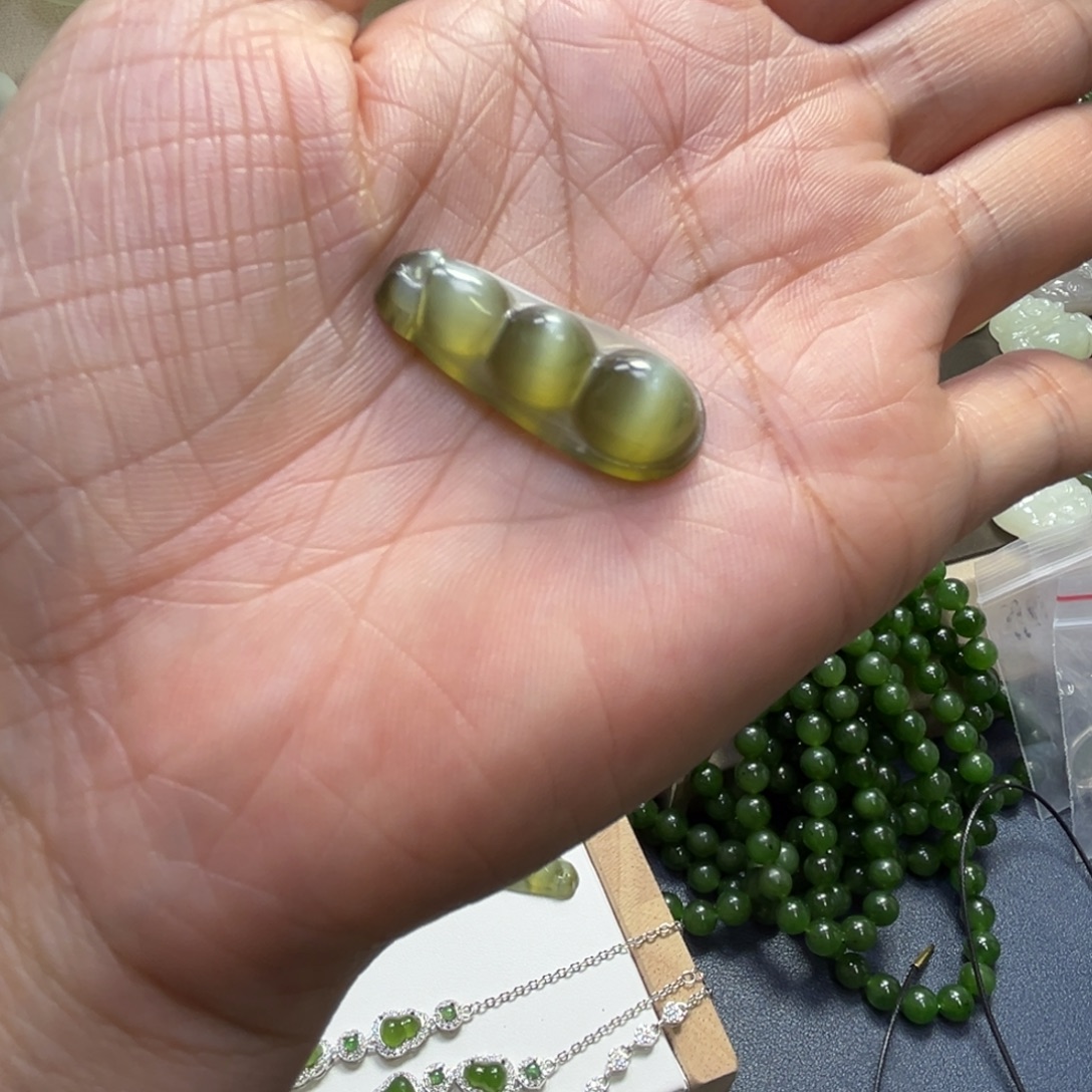 蓉***妈和田玉未镶嵌颈饰
