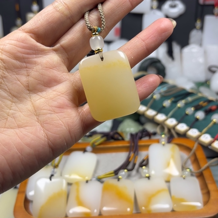 z***.石英质玉（金丝玉）未镶嵌颈饰