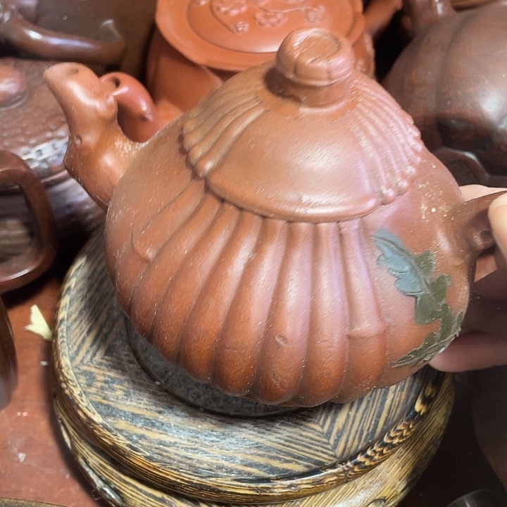 紫砂茶壶原矿泥料手工制作的一把紫砂壶。