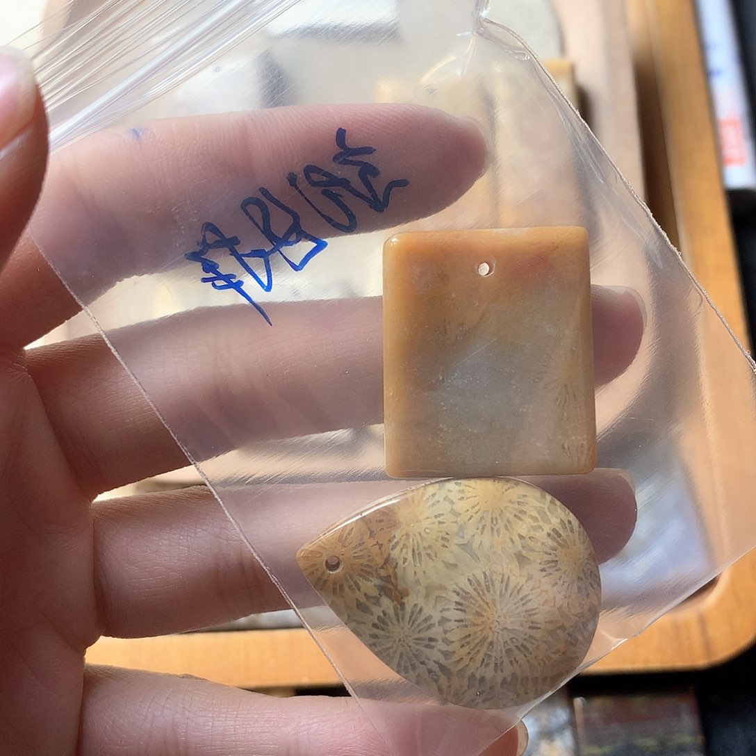 石英质玉颈饰未镶嵌就*样