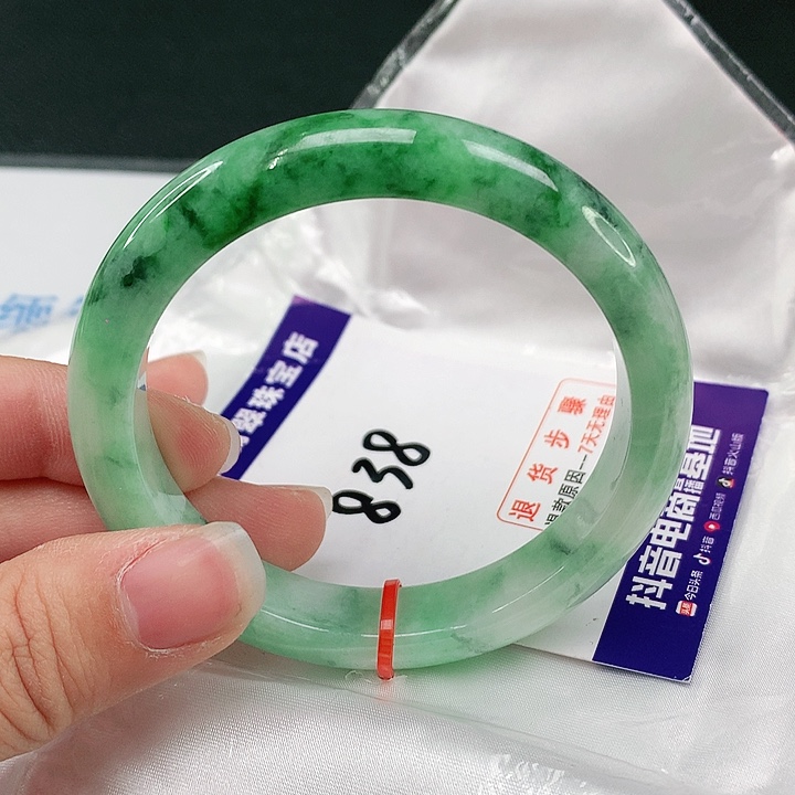翡翠手镯未镶嵌翡翠