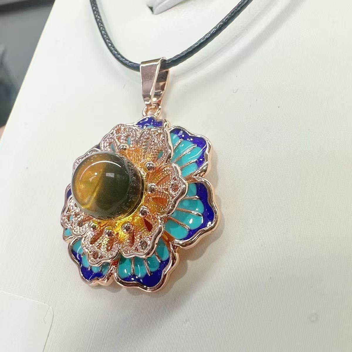 和田玉珐琅大花吊坠