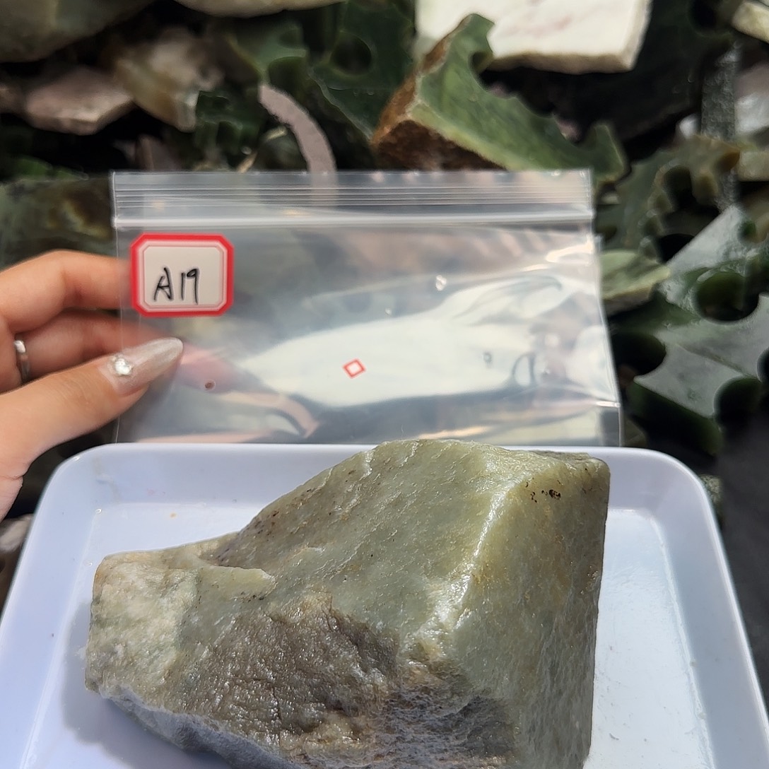 和田玉未镶嵌珠宝半成品