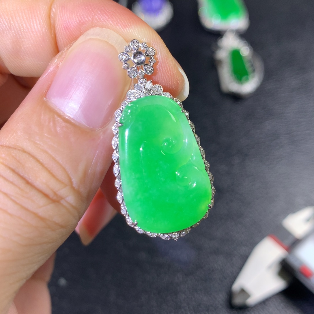 翡翠18K金镶嵌颈饰翡翠