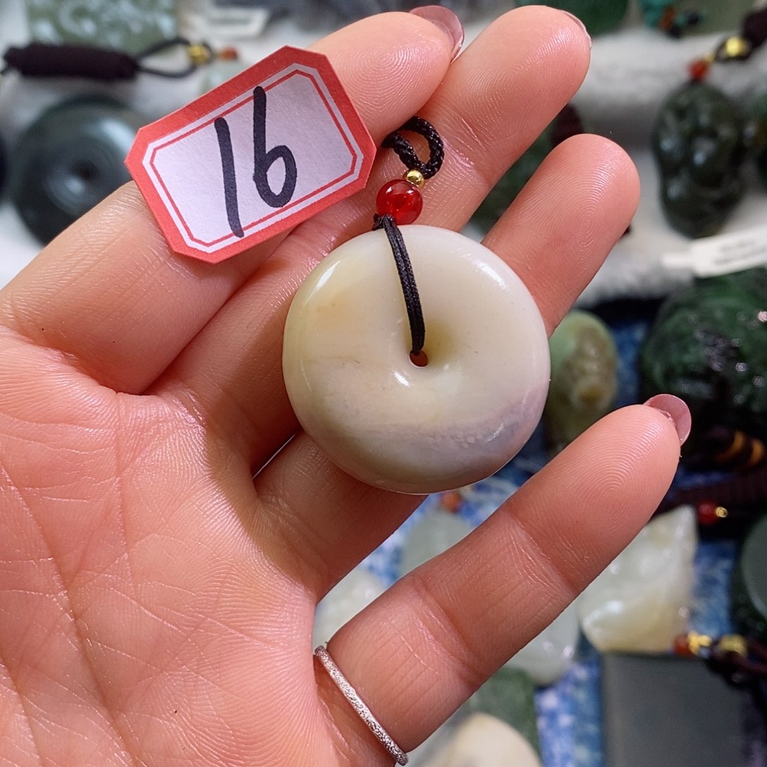 和田玉（糖玉）颈饰足铂镶嵌噗****爆
