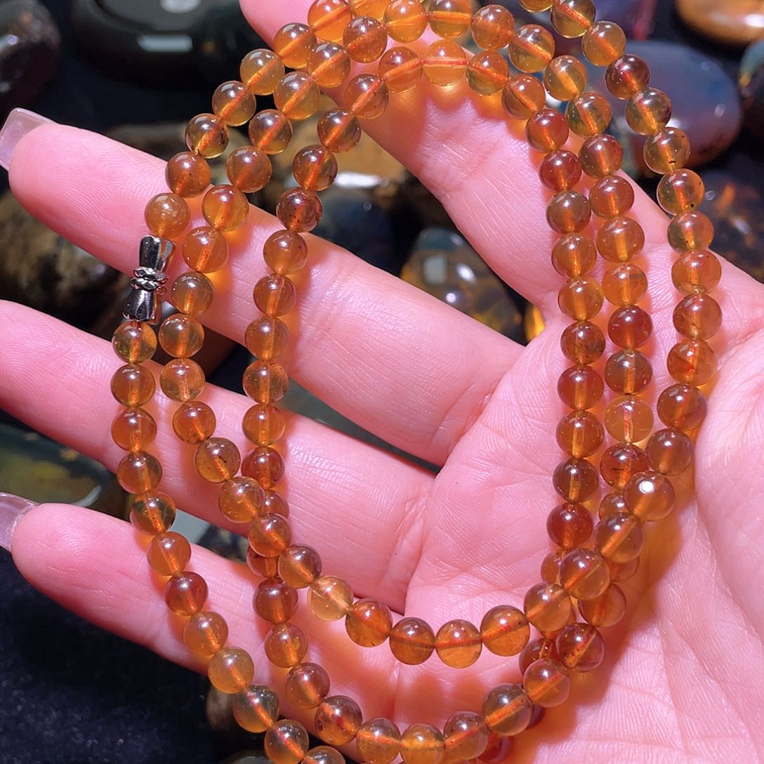 琥珀裸石未镶嵌。