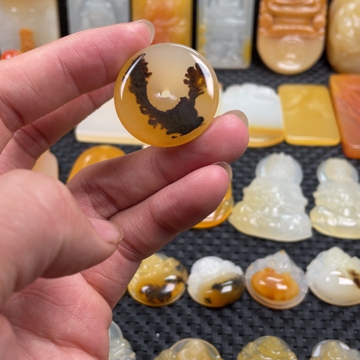 石英质玉（黄龙玉）未镶嵌颈饰