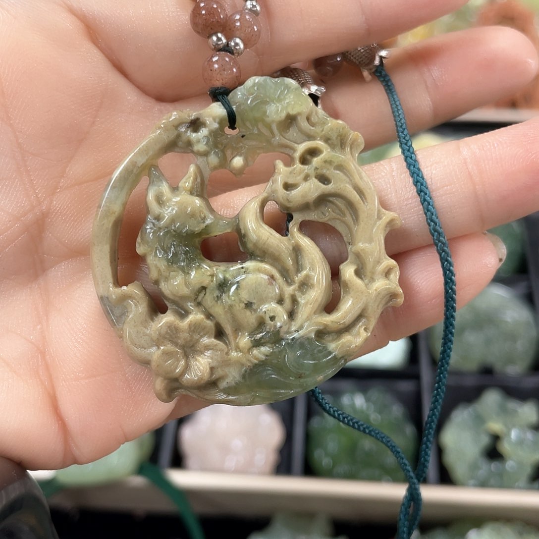 蛇纹石玉颈饰未镶嵌