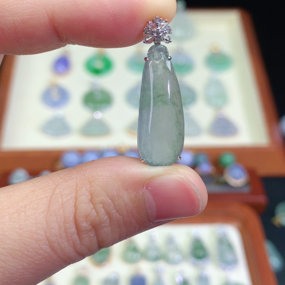 翡翠颈饰18K金镶嵌天然翡翠吊坠a货