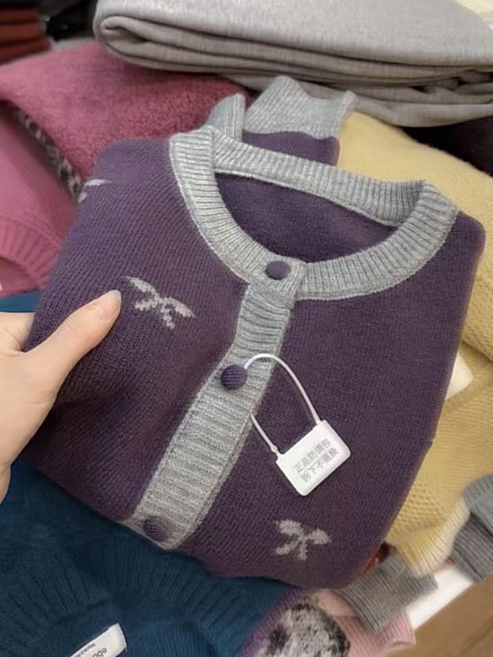 七言家 巨好看！海葵紫蝴蝶提花包扣开衫