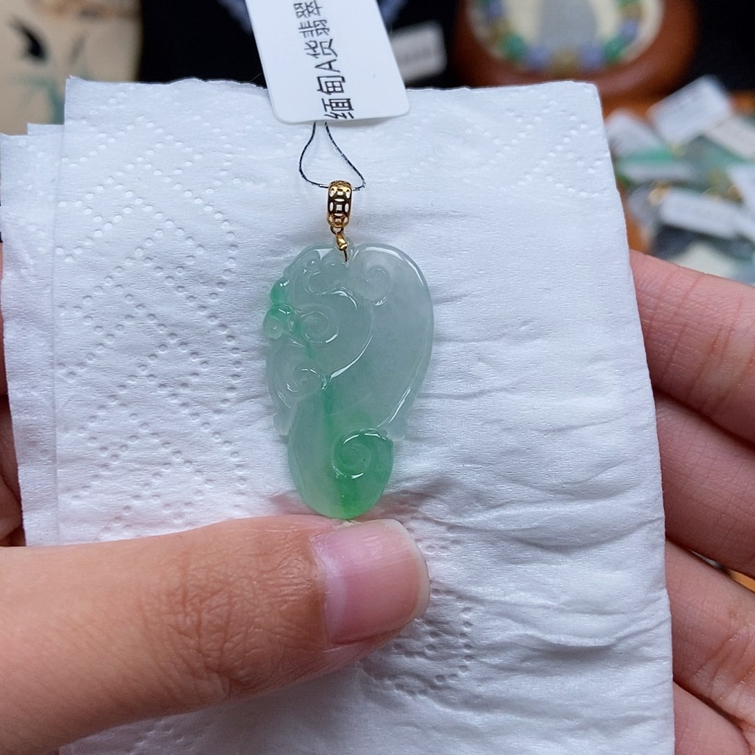 18K金镶嵌挂件翡翠闪