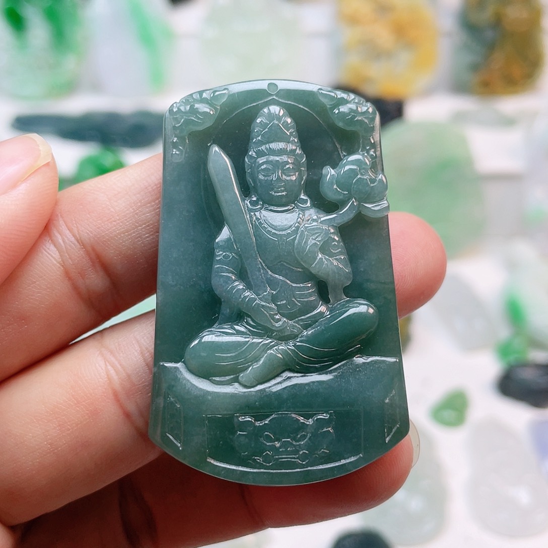 翡翠颈饰未镶嵌虚空