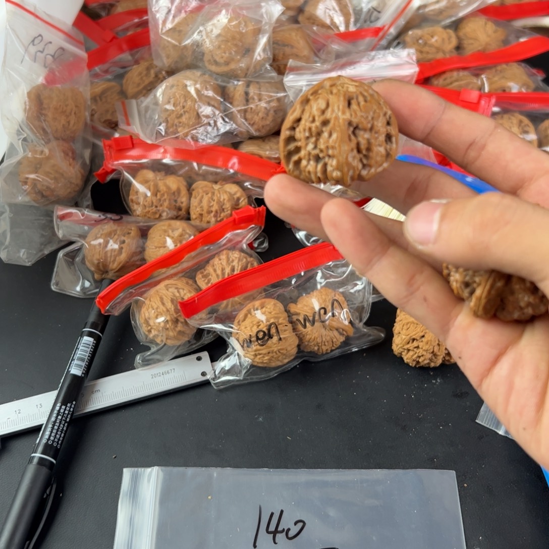 天***门文玩核桃吊坠三角白