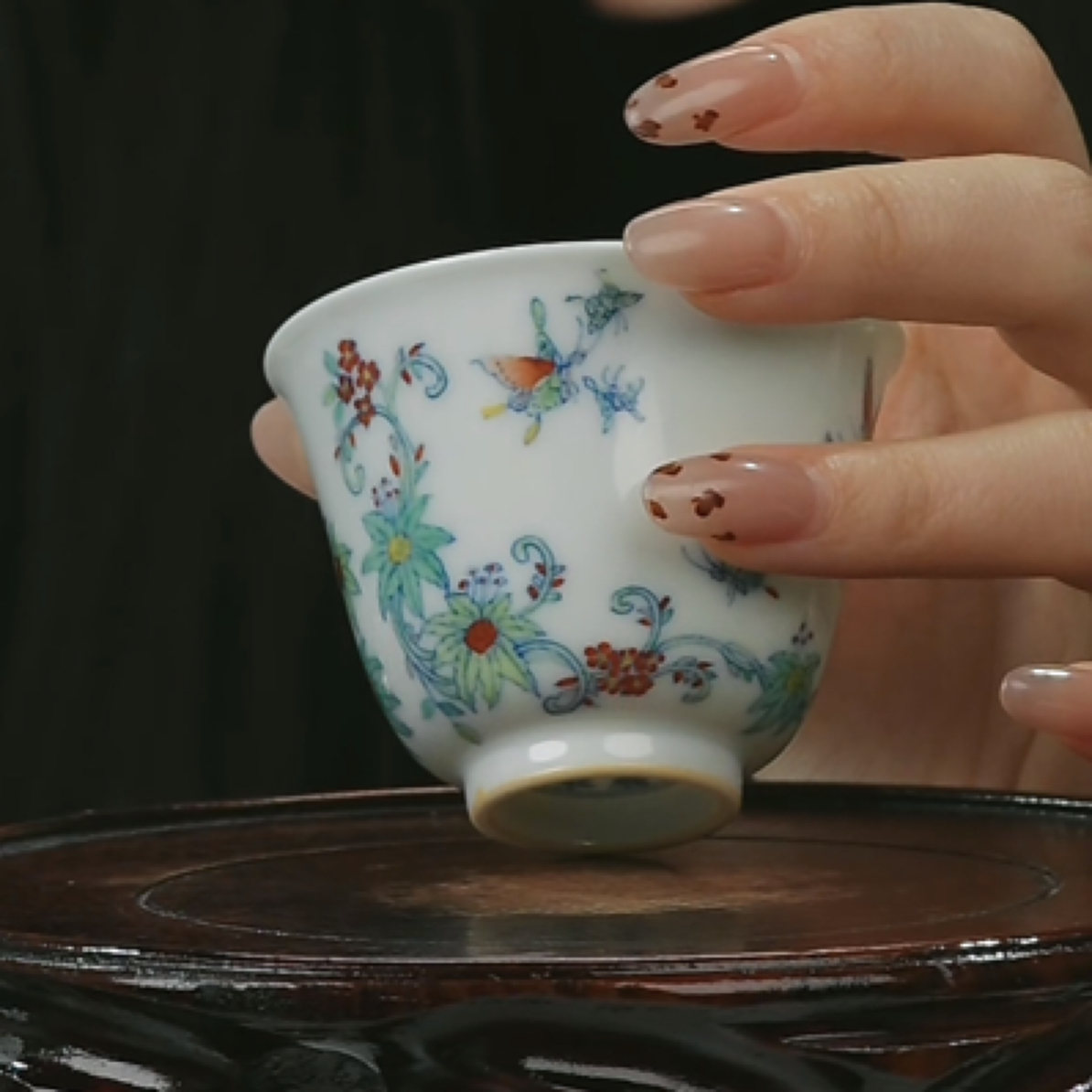 Y斗彩蝶恋花纹铃铛杯