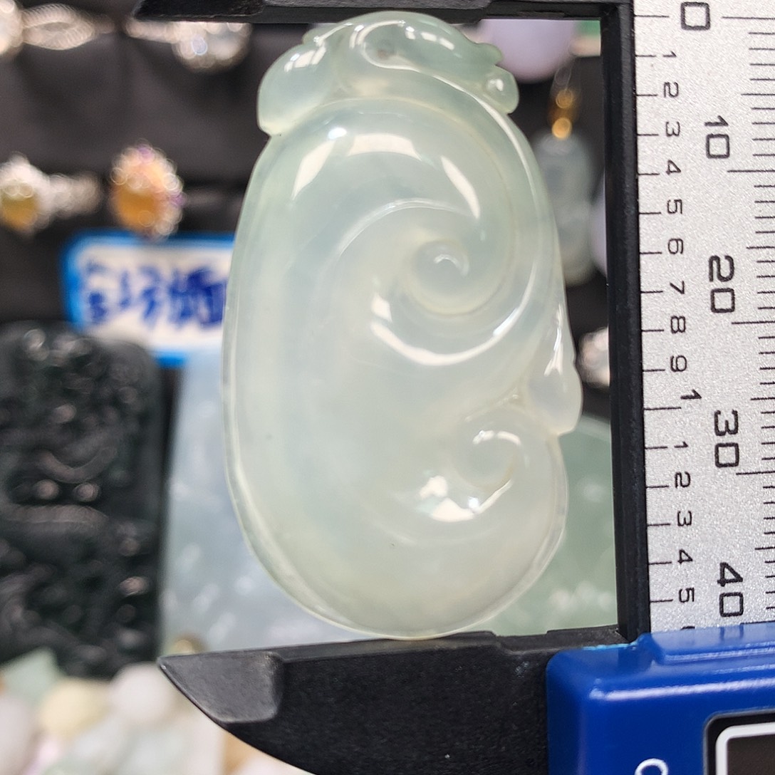 翡翠未镶嵌颈饰如意