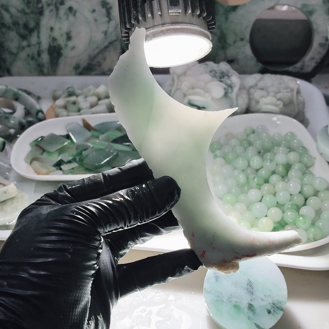 翡翠未镶嵌颈饰边角料