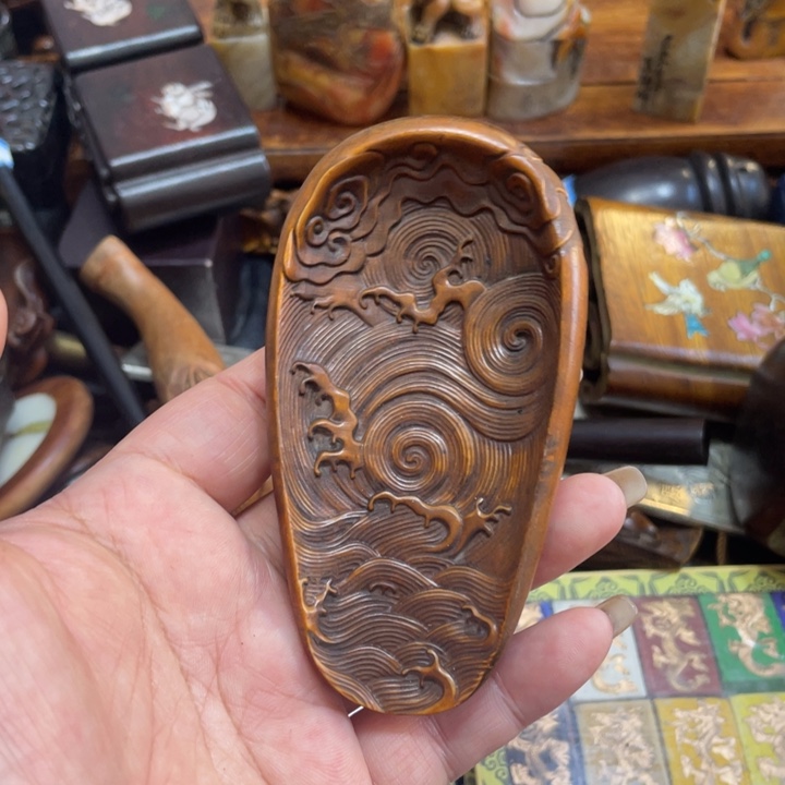 花梨木类端景台陶瓷艺术品的时候