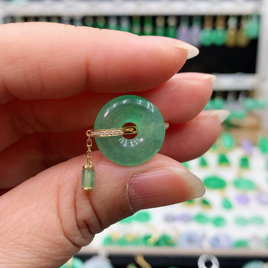 翡翠戒指18K金镶嵌的