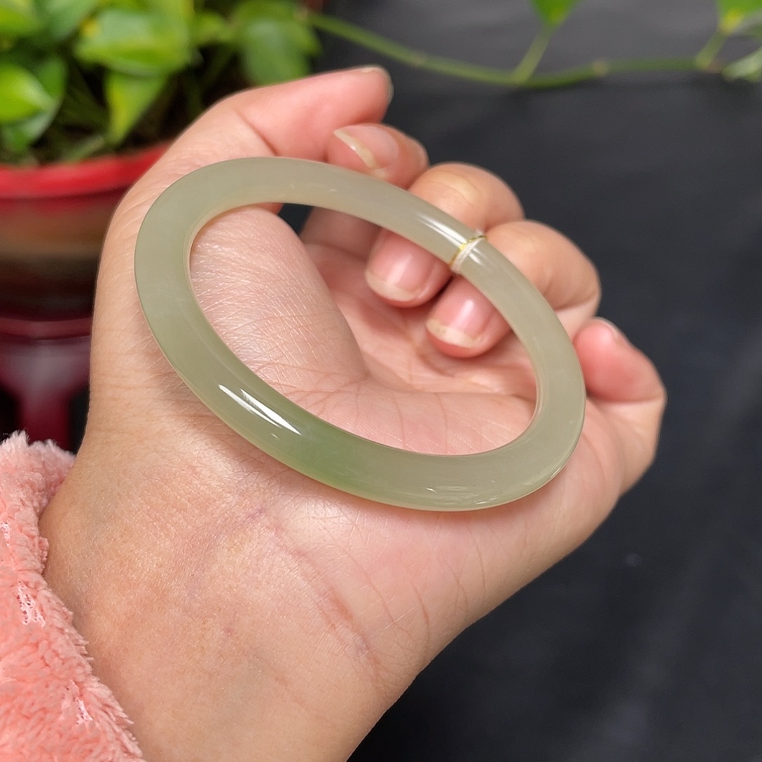 和田玉未镶嵌手镯