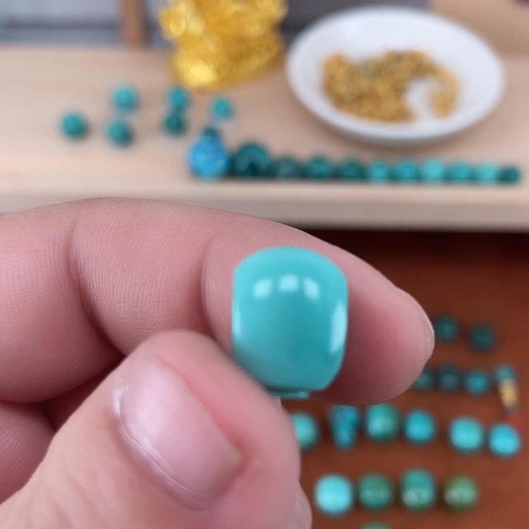 绿松石未镶嵌珠宝奇石三通，1.9g，对孔卡9.8mm