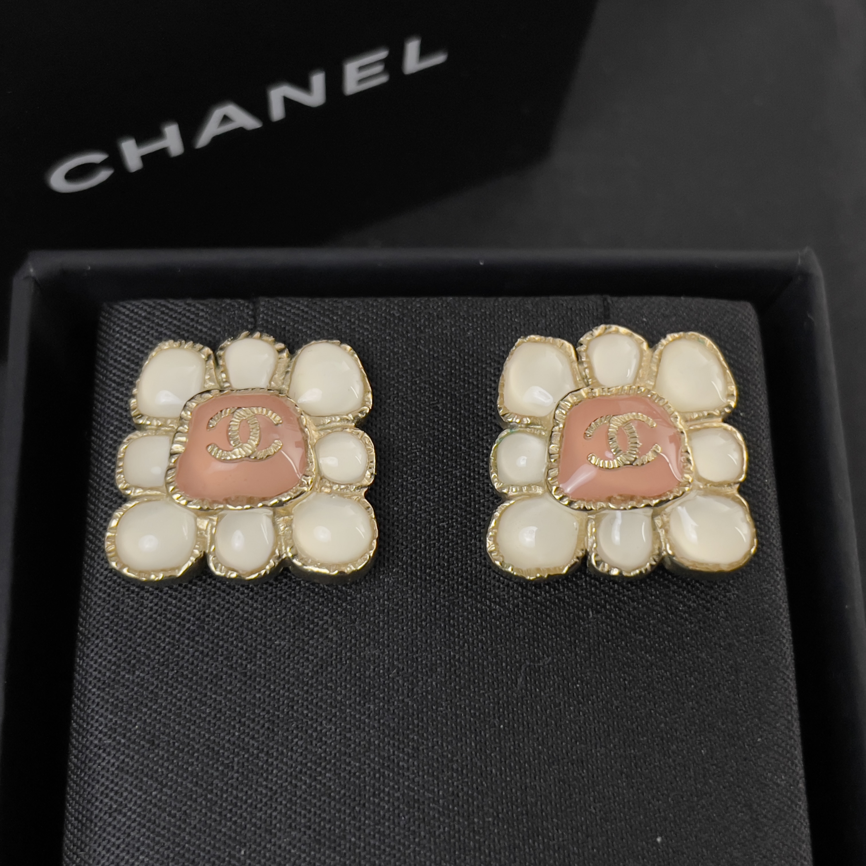 99新 Chanel/香奈儿 粉白琉璃花瓣方糖耳钉 /首饰