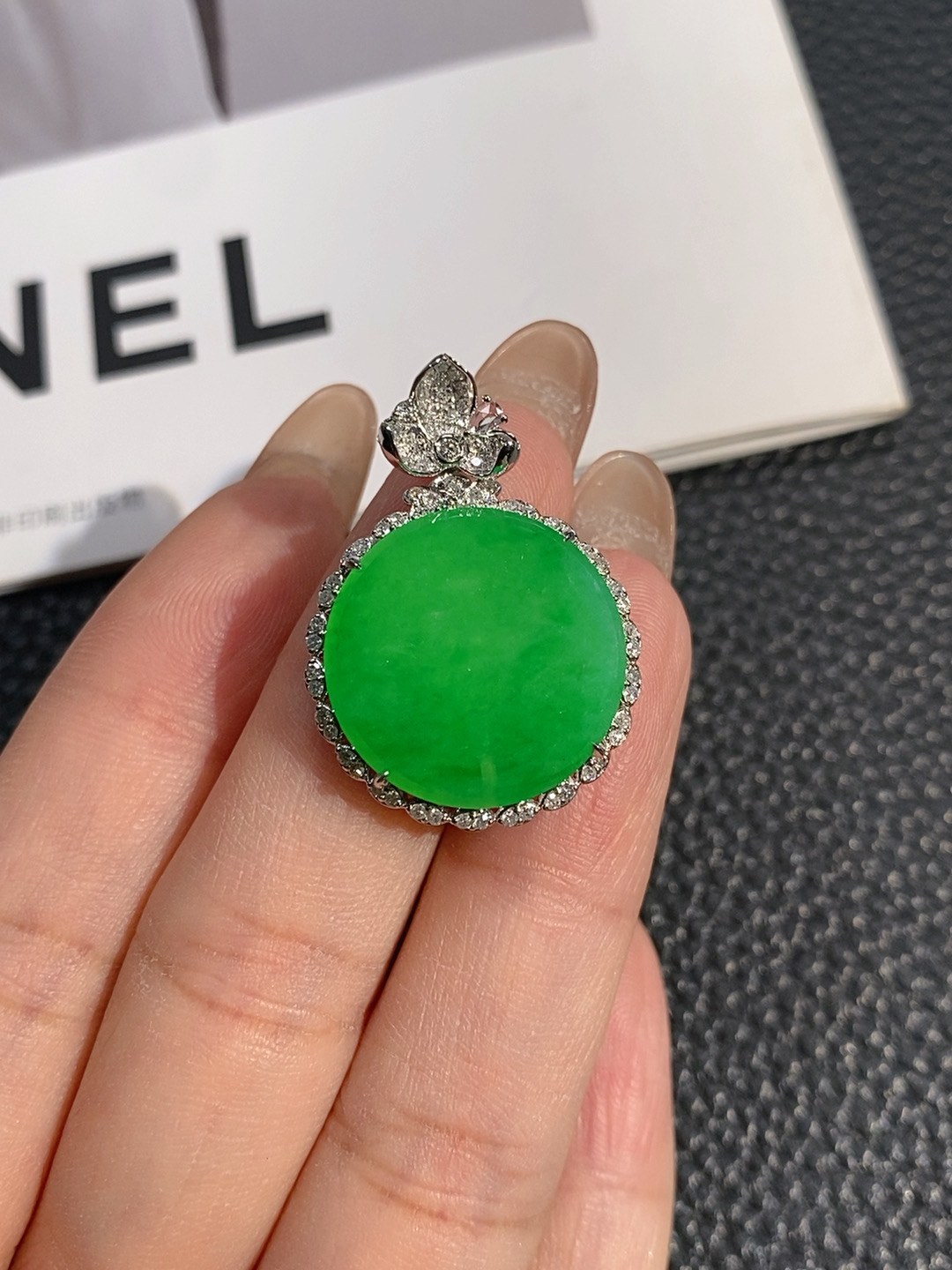 【伊玥珠宝】天然缅甸翡翠A货 阳绿圆牌吊坠