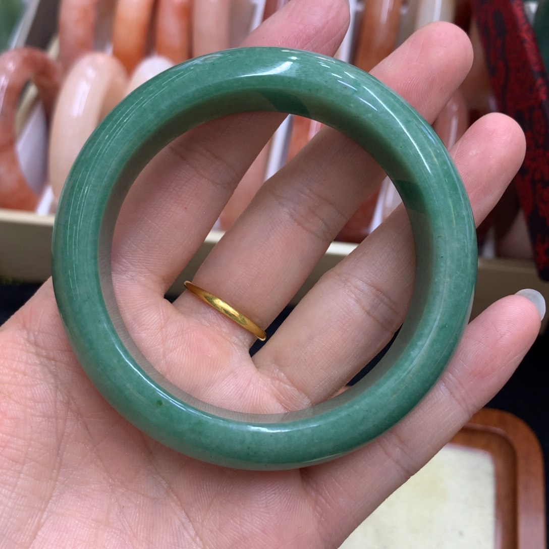 石英质玉手镯未镶嵌