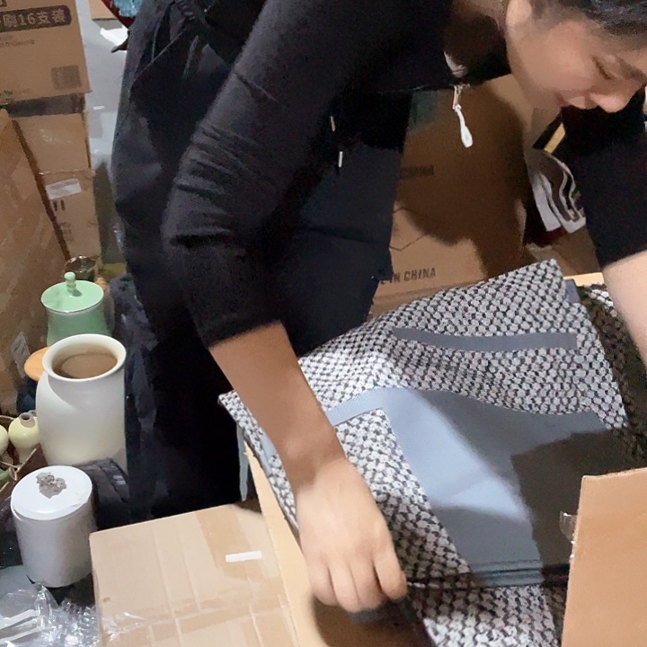 陶瓷花瓶，仿真绿植。2