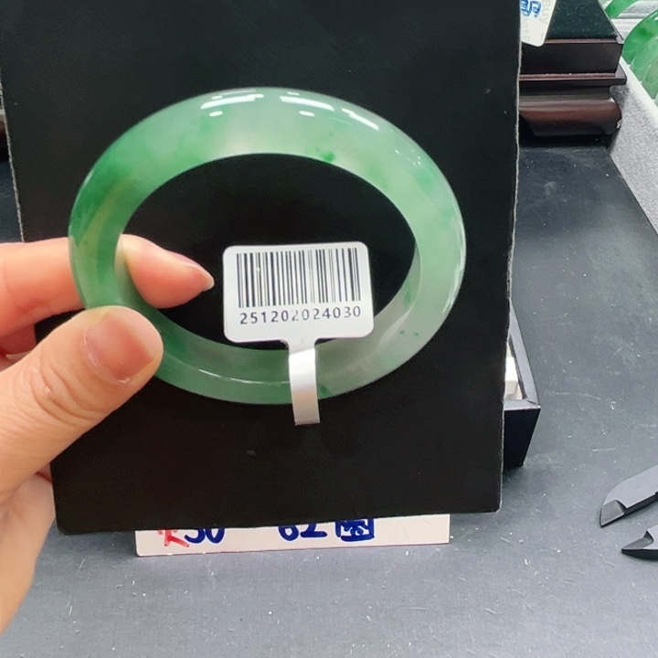 石英质玉（非洲翠）未镶嵌手镯