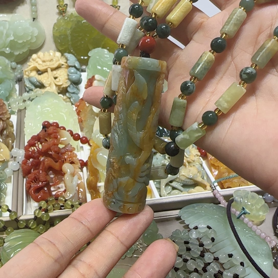 未镶嵌蛇纹石玉吊坠