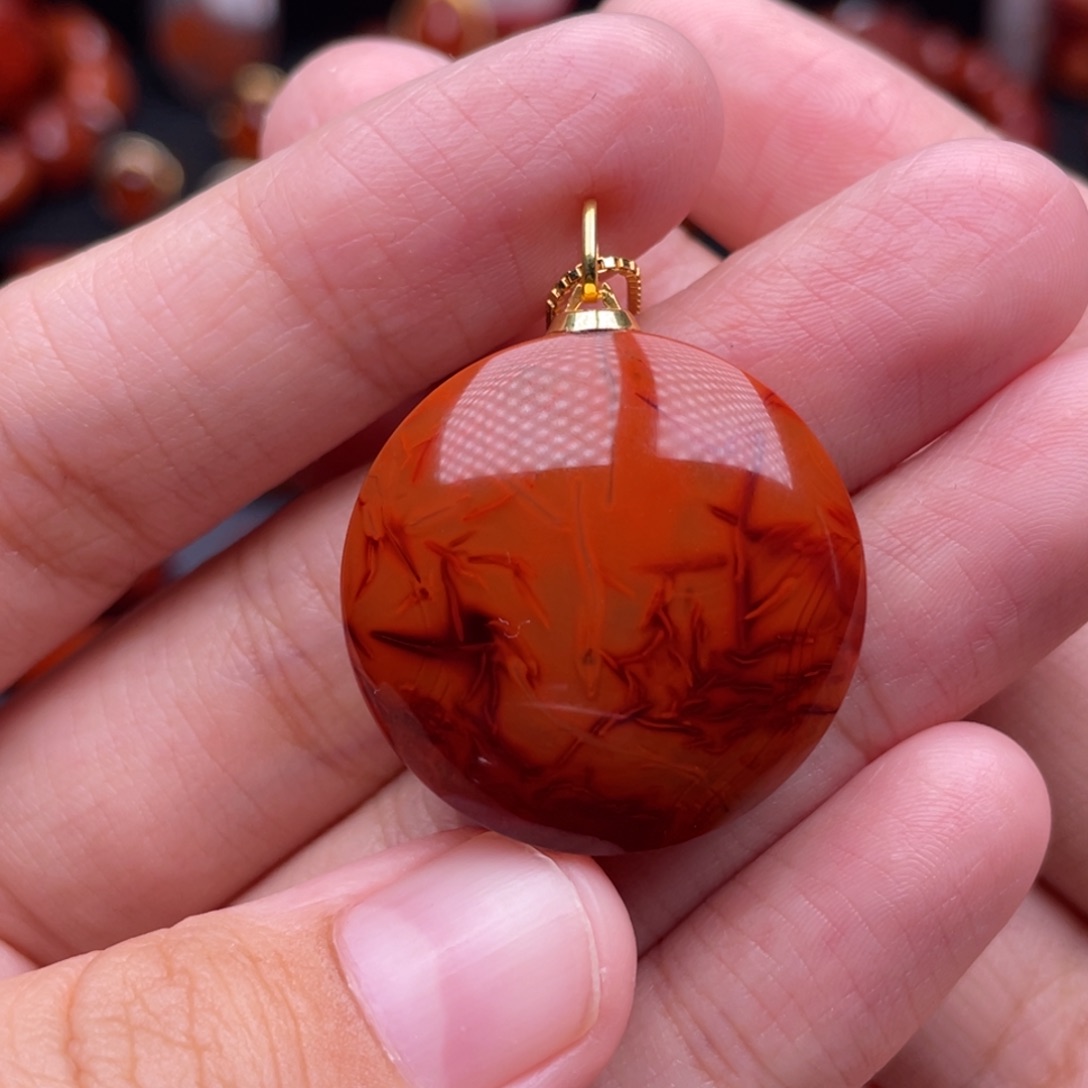 南红玛瑙18K金镶嵌珠宝奇石圆牌吊坠