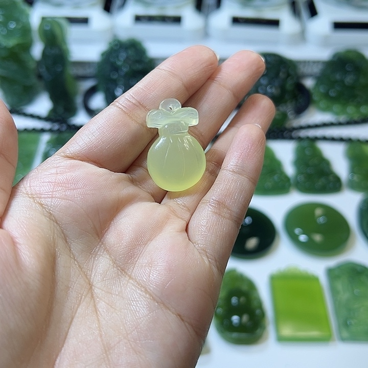 蛇纹石玉颈饰未镶嵌