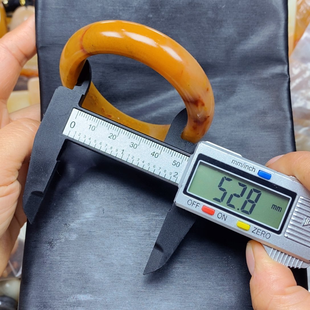 石英质玉（黄龙玉）颈饰未镶嵌