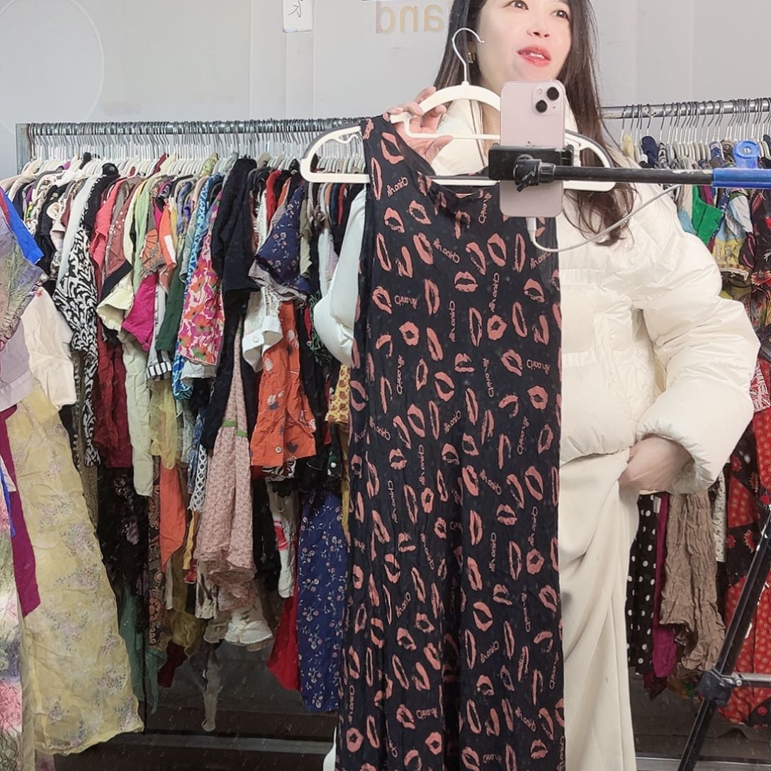 爱***己挂脖款长款连衣裙