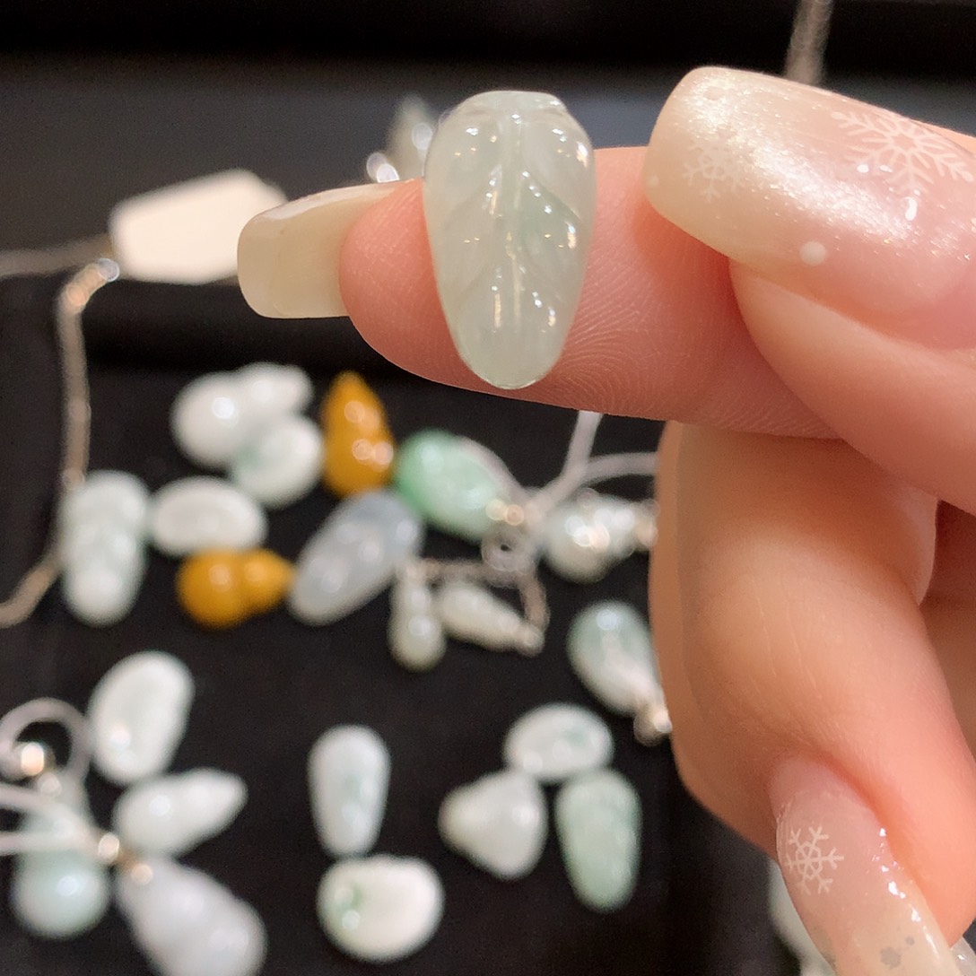 翡翠未镶嵌颈饰叶子