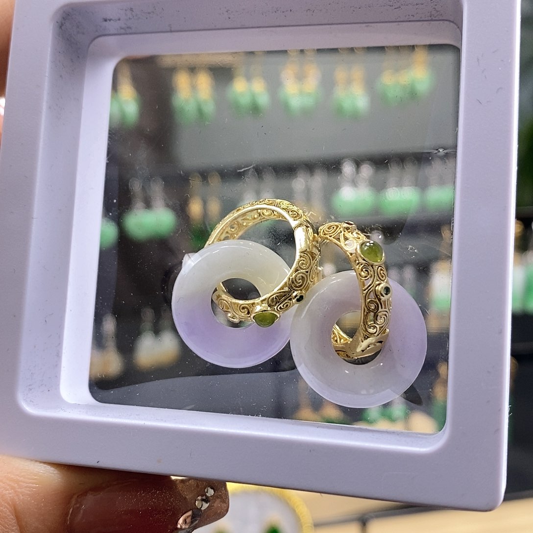 翡翠耳饰未镶嵌翡翠