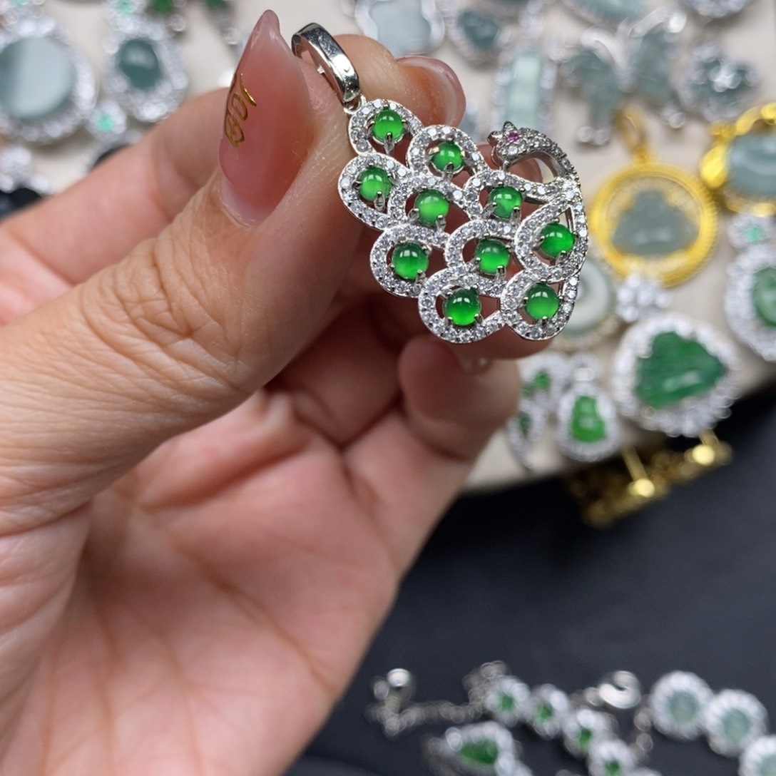 翡翠颈饰未镶嵌翡翠